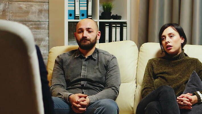 백인 직업 커플 여자 남자 지도 가족 관계 결혼식 남편 스트레스 대화 사람 앉기 성인 소파 사무실 외침 모임 분노 아내 충돌 상담 싸움 문제 곤란 정신과의사 치료사 헬프 심리치료 4K MOV 해외동영상 클립영상 서양인 감정 결혼 의자 비즈니스 모션 말하기 치료 소리 의사 도움 동영상 심리 파일형식