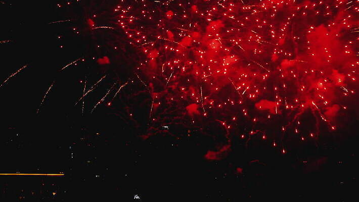 기념일 여행 백그라운드 하늘 불 휴가 불꽃 기념 폭죽 불꽃놀이 이벤트 사람없음 빨간색 물 빛 강 컬러풀 파티 축제 기쁨 축하 도시 야간 저녁 쇼 경례 스카이라인 광 크리스마스이브 4K MOV 해외동영상 클립영상 자연요소 감정 컬러 컨셉 크리스마스 놀이 인사 동영상 파일형식