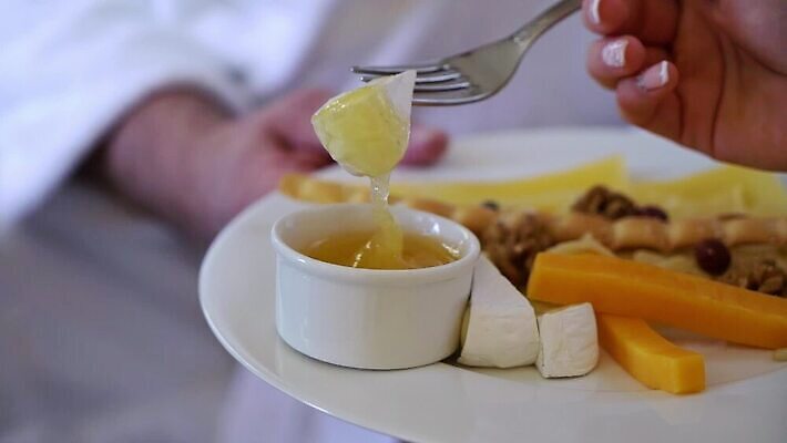 접시 잡화 음식 조각 다이어트 치즈 건강 종류 사람없음 파란색 와인 식사 침묵 상품 자르기 먹기 스위스 유기농 부드러움 꿀 프랑스어 모짜렐라치즈 뷔페 삼나무 식품점 개조 페타치즈 MOV 해외동영상 클립영상 나무 문자 식기 웰빙 유럽 컬러 모션 유제품 주류 상점 소리 감각 동영상 파일형식