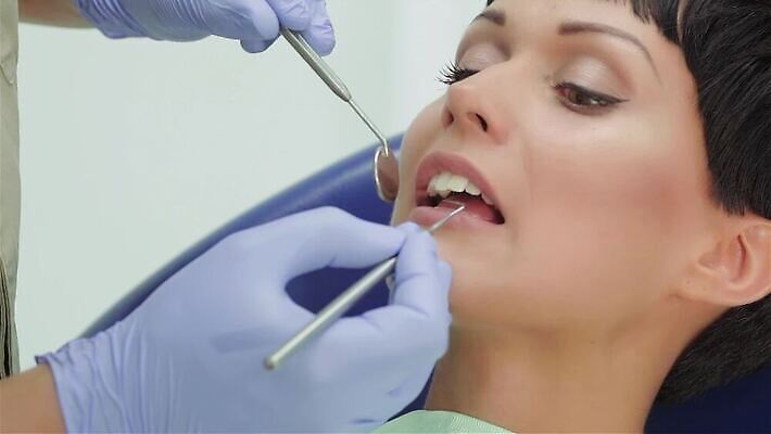 직업 여자 남자 유니폼 건강 치과 병원 미소 사람 두명 치료 약 장비 환자 의사 흰색 기구 입 치아 치과의사 방문 돌봄 미백 위생관리 구강학 MP4 해외동영상 클립영상 옷 컬러 의학 모션 표정 관리 신체부위 의료진 소화기관 동영상 파일형식