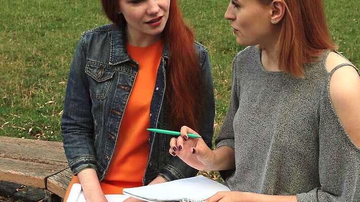 커플 공원 여자 교육 행복 얼굴 2 벤치 통신 청소년 자연 바람 휴식 관리 설명 미소 사람 앉기 소녀 야외 두명 초록색 여름 친구 금발 공책 황혼 우정 기쁨 표현 신선 치아 보석 입술 대학교 빨간머리 소셜 4K MOV 해외동영상 클립영상 자연요소 헤어스타일 계절 공공시설 감정 어린이 컬러 컨셉 의자 학교 관계 모션 날씨 문구용품 표정 신체부위 일몰 소화기관 광석 생태계 동영상 파일형식