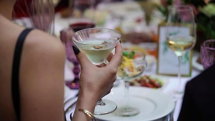 백인 손 여자 기념일 남자 음료 결혼 와인잔 응원 유리 성공 휴가 기념 주류 사람 이벤트 성인 파티 식당 와인 축제 흰색 축하 알코올 잡기 칵테일 바 생일 액체 샴페인 토스트 유리그릇 메를로 양조장 스플래쉬 MOV 해외동영상 클립영상 서양인 그릇 빵 컬러 컨셉 술잔 모션 재질 신체부위 상점 동영상 파일형식