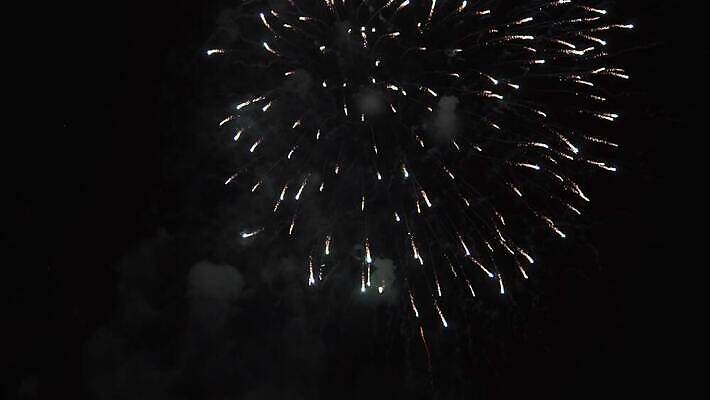 디자인 기념일 행복 별 컬러 백그라운드 하늘 불 추상 휴가 불꽃 새로움 새해 기념 폭죽 이벤트 사람없음 장식 빨간색 빛 컬러풀 노란색 파티 검은색 축제 흰색 축하 4 황금 야간 저녁 폭발 12월 연도 파열 7월 광 인공 크리스마스이브 효과 4K MP4 해외동영상 클립영상 자연요소 감정 컨셉 크리스마스 무늬 숫자 날짜 동영상 파일형식