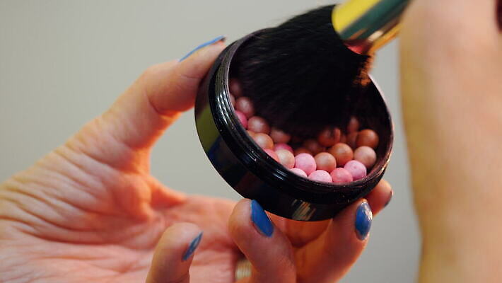 직업 여자 얼굴 분홍색 컬러 공 관리 장식 빨간색 빛 상자 유행 화장품 공구 붓 항아리 화려 닫기 상품 가루 볼터치 구슬 오브젝트 만들기 청동 고립 스타일 신청 4K MOV 해외동영상 클립영상 컨셉 모션 사람 신체부위 화장 뷰티 도구 도자기 동영상 파일형식