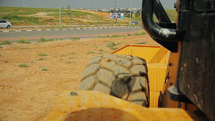 산업 지구 모래 포즈 교통시설 모션 노동자 실내 사람없음 야외 건물 노란색 힘 기계 흙 장비 업무 바퀴 땅 불도저 굴착기 삽 발굴 양동이 국자 먼지 트랙터 짐차 무거움 공학 계약자 땅파기 이스라엘 채석 MOV 해외동영상 클립영상 직업 건축물 교육 컬러 교통 자동차 주방용품 내부 작업 중장비 무게 농기계 계약 시설 특수차량 동영상 서아시아 파일형식