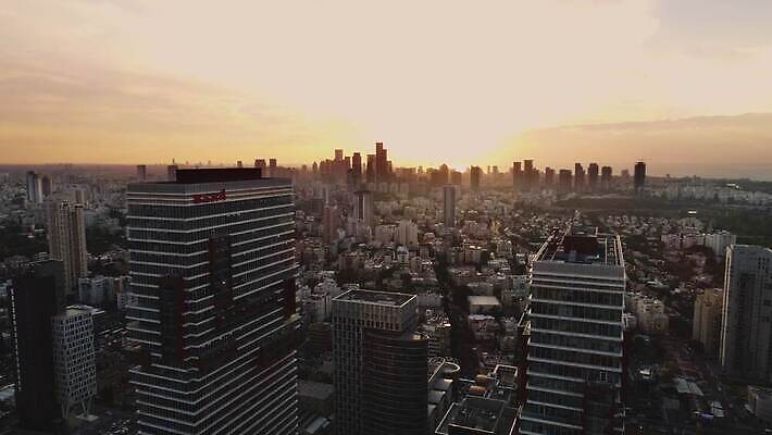 주간 백그라운드 비즈니스 건축양식 하늘 파노라마 풍경 사람없음 건물 도시풍경 사무실 고층빌딩 일몰 도시 도심 지중해 타운 스카이라인 랜드마크 이스라엘 4K MOV 해외동영상 클립영상 자연요소 건축물 건축 바다 촬영기법 빌딩 노을 동영상 서아시아 파일형식