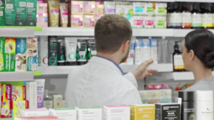 직업 비즈니스 통신 노동자 건강 두명 약 판매 세일 건강관리 상점 의사 업무 도움 구매 약국 종업원 고객 직원 서비스 처방 소매 조제 돌봄 매각 약사 조언 헬프 화학자 4K MOV 해외동영상 클립영상 컨셉 의학 모션 관리 사람 쇼핑 의료진 작업 과학자 만들기 동영상 파일형식