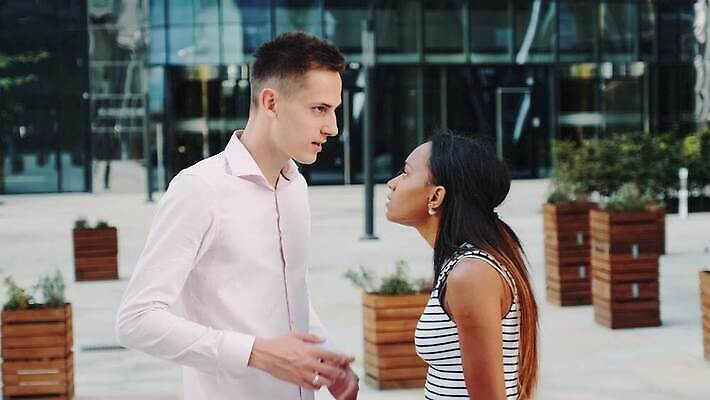 커플 흑인 2 관계 사람 성인 두명 검은색 분노 도시 싸움 문제 4K MOV 해외동영상 클립영상 서양인 감정 컬러 모션 동영상 파일형식