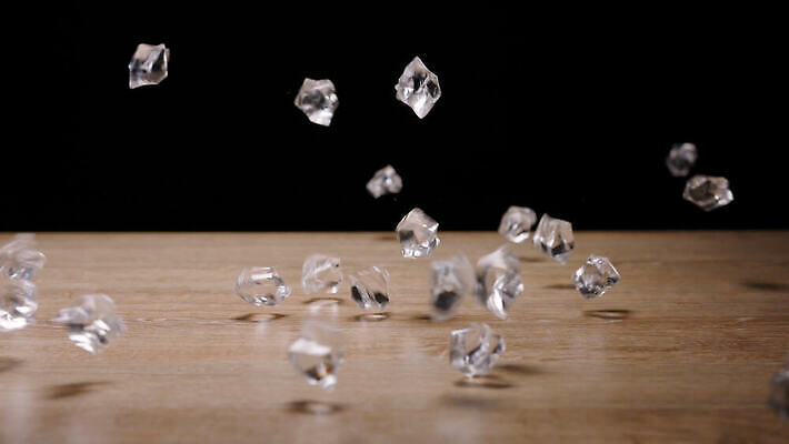 백그라운드 모션 탁자 실내 사람없음 얼음 검은색 떨어짐 크리스탈 큐브 고립 4K MOV 해외동영상 클립영상 자연요소 컬러 가구 컨셉 내부 광석 동영상 파일형식