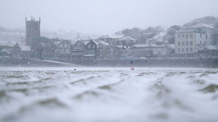로우앵글 겨울 밭 건축양식 바람 날씨 영국 잉글랜드 사람없음 야외 건물 물 도시풍경 환경 탑 추위 만취 지역 타운 눈보라 구시가지 콘월 4K MOV 해외동영상 클립영상 자연요소 건축물 계절 건축 유럽 뷰포인트 농업 눈_날씨 풍경 도시 동영상 술취함 파일형식