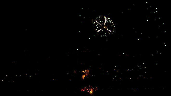 행복 컬러 백그라운드 하늘 불 추상 휴가 새로움 기념 폭죽 사람없음 빨간색 빛 컬러풀 노란색 파티 검은색 축제 어둠 흰색 축하 도시 업무 야간 저녁 폭발 연도 7월 4K MOV 해외동영상 클립영상 자연요소 감정 컨셉 무늬 이벤트 작업 날짜 동영상 파일형식