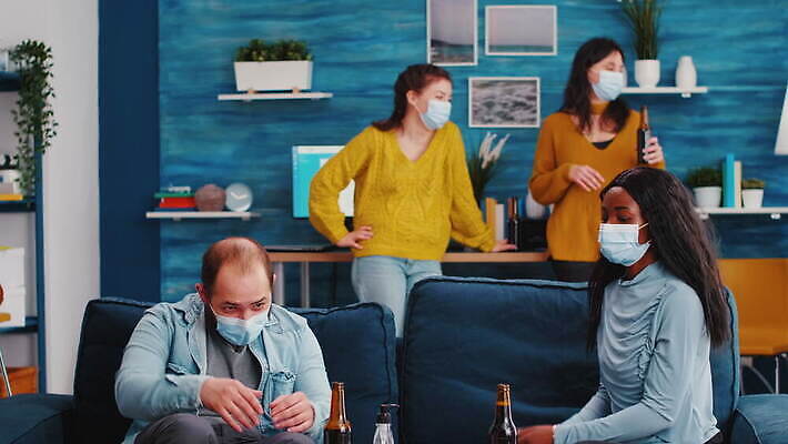 손 행복 거실 휴식 주택 건강 대화 가면 마스크 안전 사람없음 친구 글로벌 파티 우정 펼침 기쁨 축하 그룹 바이러스 보호 위생 세제 예방 번짐 다인종 섞기 소셜 코로나바이러스 신청 사교적 뉴노멀 4K MOV 해외동영상 클립영상 감정 컨셉 관계 모션 말하기 인종 이벤트 건물 신체부위 경제 동영상 파일형식 효과