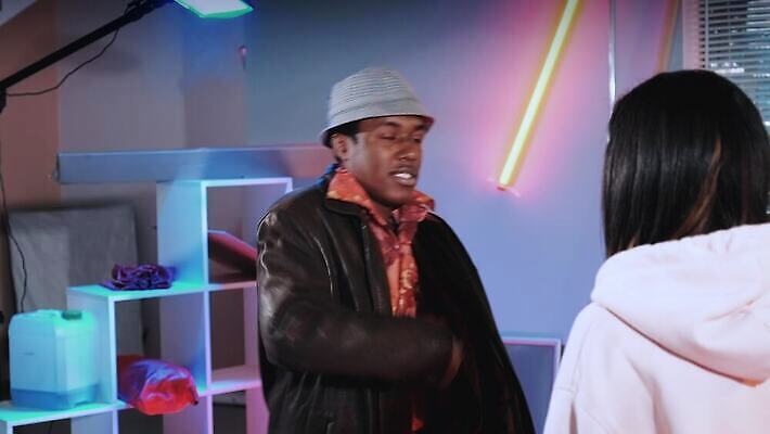 직업 캐릭터 실내 두명 장식 빛 세트 카메라 장비 총 배우 공격 발사 필름 영화 장면 다인종 동영상 반사경 살인범 운영자 4K MOV 해외동영상 슬로모션 클립영상 무기 모션 문화예술 촬영기법 사람 인종 내부 전자제품 연예인 파일형식