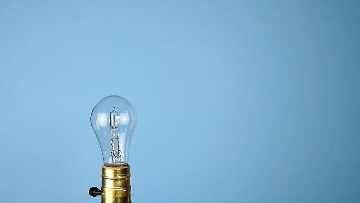 백인 손 남자 전구 손가락 유리 사람없음 빛 힘 장비 에너지 금지 나사 램프 잡기 보호 오브젝트 백열등 빛망울 유럽연합 텅스텐 효율 4K MOV 해외동영상 클립영상 서양인 컨셉 모션 재질 조명 사람 신체부위 공구 원소 동영상 파일형식
