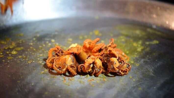 동물 음식 바다 패턴 재료 자연 거리 연체동물 잉크 건강 육류 요리 동양인 사람없음 빨간색 초록색 물 식당 보라색 수중 신선 뜨거움 시장 그릴 해산물 오징어 날것 피클 문어 팔 촉수 내추럴 대두 식품점 절임 맛있는 MOV 해외동영상 클립영상 자연요소 컬러 무늬 식재료 주방용품 무척추동물 인종 신체부위 상점 수중동물 생태계 동영상 파일형식