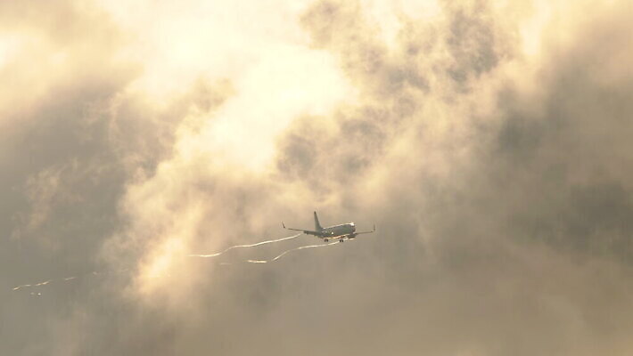 구름 교통시설 하늘 비행기 사람없음 어둠 회색 공항 큼 도착 항공 상업 제트기 승객 엔진 착륙 접근 항공사 4K MOV 해외동영상 클립영상 자연요소 산업 컬러 교통 항공교통 대중교통 크기 시설 동영상 파일형식