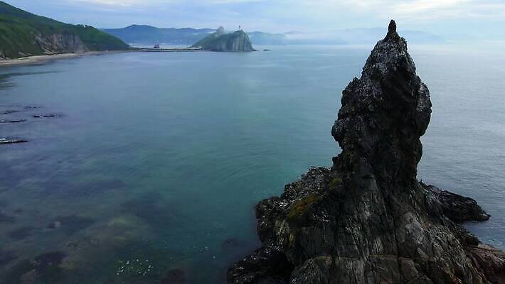 동물 바다 섬 2 자연 조류 하늘 풍경 사람없음 빨간색 물 여름 파란색 일본 맑음 검은색 가을 바위 만 러시아 지역 랜드마크 러시아인 화강암 4K MOV 해외동영상 클립영상 자연요소 서양인 계절 유럽 아시아 컬러 날씨 암석 돌_바위 생태계 동영상 파일형식