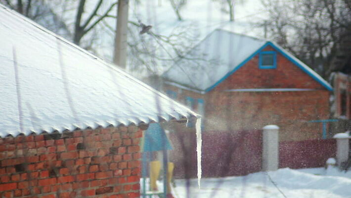 가정 자국 지붕 바람 날씨 주택 사람없음 냉동 얼음 하이킹 추위 흰색 옥상 타일 서리 눈보라 방수 설피 재앙 제설기 폭설 허리케인 MOV 해외동영상 클립영상 자연요소 컬러 레저 눈_날씨 건물 자연재해 동영상 제설 파일형식