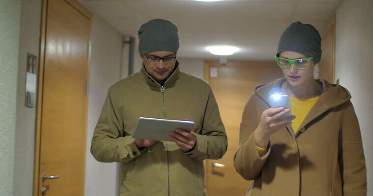 백인 커플 여자 남자 안경 2 호텔 모바일 세포 실내 대화 사람 성인 전자제품 스마트폰 핸드폰 컴퓨터 태블릿 터치패드 알약 산책 복도 휴대용 무선전화기 패드 터치스크린 호스텔 스타일 힙스터 4K MOV 해외동영상 클립영상 서양인 잡화 패션 관계 숙소 휴식 말하기 내부 스마트기기 약 전화기 오브젝트 동영상 파일형식