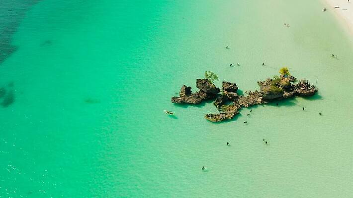 아시아 모래 바다 섬 여행 요트 자연 하늘 호텔 휴가 휴식 항해 손바닥 풍경 해변 사람없음 야외 물 여름 파란색 모래사장 태양 여행객 맑음 침묵 흰색 만 보트 산호 산호초 휴양지 암초 보라카이 석호 항공촬영 랜드마크 이국적 조감도 터키석 파라다이스 4K MOV 해외동영상 클립영상 자연요소 손 계절 나라 뷰포인트 컬러 컨셉 숙소 날씨 필리핀 사람 소리 장소 배 수중식물 자포동물 보석 생태계 동영상 선박 파일형식