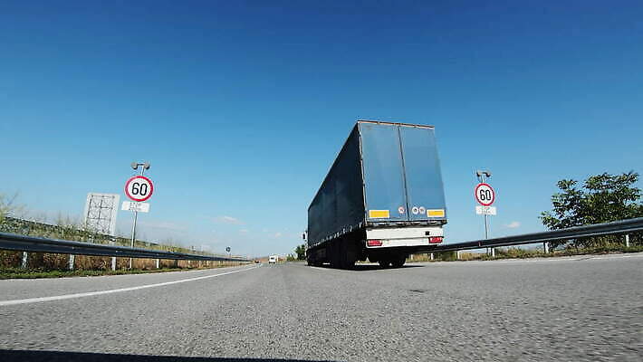 산업 도로 길 여행 비즈니스 교통시설 모션 사람없음 운전 트럭 화물 고속도로 역 컨테이너 아스팔트 승합차 속도 대문 마차 트랙터 짐차 트레일러 적재 물류 부스 루트 방법 세금 1인칭시점 수수료 4K MOV 해외동영상 클립영상 시선 교통수단 교통 승용차 자동차 문 운송업 농기계 시설 특수차량 동영상 요금 파일형식