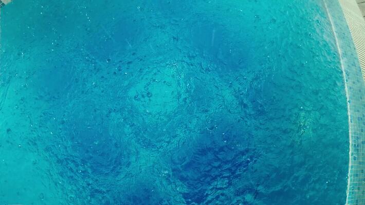 파도 백그라운드 패턴 모션 자연 표면 사람없음 물 파란색 빛 뷰티 스파 거품 젖음 흐름 추위 신선 원형 투명 액체 우아함 떨어짐 시원함 빗방울 당구 유기농 땀 웅덩이 분무기 폭풍 느림 내추럴 엘리먼트 스플래쉬 4K MP4 해외동영상 클립영상 자연요소 도형 웰빙 바다 컬러 컨셉 무늬 날씨 구기 비_날씨 생태계 동영상 파일형식