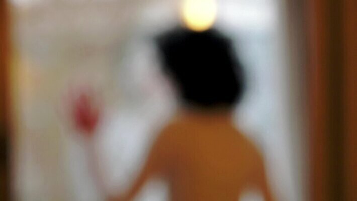 백인 응시 여자 감정 얼굴 백그라운드 컨셉 스트레스 사람 성인 검은색 고통 슬픔 표현 좌절 고독 울음 이별 고민 두통 문제 긴장 파산 부정적 우울증 혼란 혼자 실종 4K HD MP4 해외동영상 클립영상 서양인 시선 컬러 표정 신체부위 금융 질병 사건 동영상 파일형식