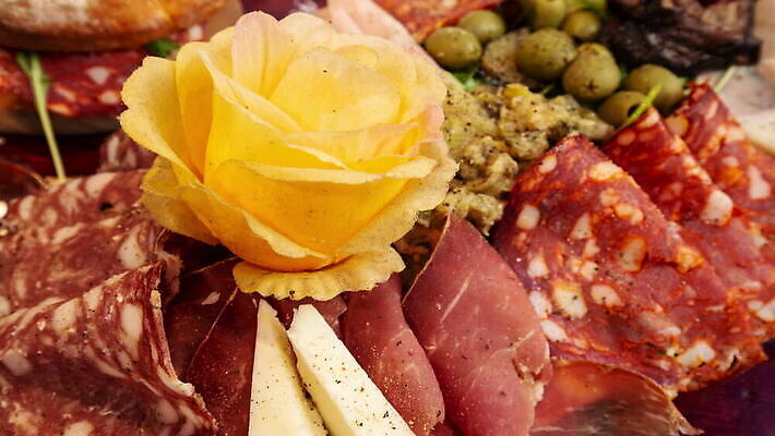 전통 접시 음식 빵 조각 재료 치즈 건조 도마 육류 돼지고기 요리 사람없음 식사 저녁식사 이탈리아 소고기 추위 바위 신선 파마 소시지 애피타이저 자르기 먹기 올리브 햄 날것 피클 슬라이스 베이컨 훈제 점심식사 살라미 식품점 치유 개조 맛있는 프로슈토 MOV 해외동영상 클립영상 헤어스타일 식기 열매 유럽 식재료 모션 주방용품 유제품 상점 가공식품 동영상 절임 파일형식