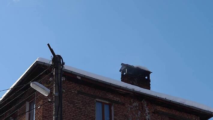 외관 계절 백그라운드 겨울 건축양식 하늘 지붕 벽돌 산 주택 따뜻함 건강 굴뚝 풍경 사람없음 야외 건물 빨간색 글로벌 환경 에너지 바위 흰색 시골 도시 오염 연기 정상 묘사 상승 난방 외양간 연소 4K 반스코 MP4 해외동영상 클립영상 건축물 건축 컬러 컨셉 돌_바위 동영상 불가리아 파일형식