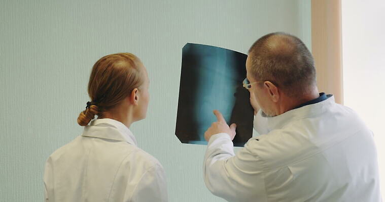 직업 학생 여자 2 뼈 엑스레이 건강 병원 대화 사람 교수 시험 의사 토론 분석 그림 무릎 외과 4K MOV 해외동영상 클립영상 교육 컨셉 의학 말하기 신체부위 교사 의료진 동영상 파일형식