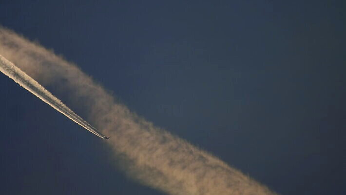 여행 백그라운드 교통시설 자국 하늘 휴가 비행기 사람없음 빨간색 파란색 일몰 흰색 물방울 연기 저녁 항공 속도 제트기 승객 대패 4K MOV 해외동영상 클립영상 컬러 교통 항공교통 대중교통 노을 야간 시설 동영상 파일형식