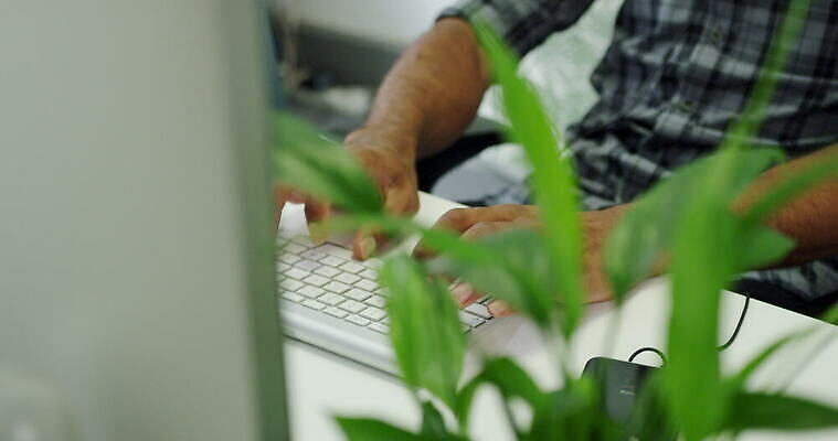 헤어스타일 디자인 남자 가구 패턴 통신 청소년 벽지 영국 잉글랜드 수염 실내 작업복 대화 한명 미소 사람 앉기 20대 장식 컴퓨터 사무실 모니터 헤드폰 타이핑 키보드 작업 책상 런던 4K 틸트업 MOV 해외동영상 슬로모션 클립영상 1 옷 유럽 음향기기 생활용품 무늬 비즈니스 모션 촬영기법 표정 말하기 청년 내부 전자제품 동영상 파일형식