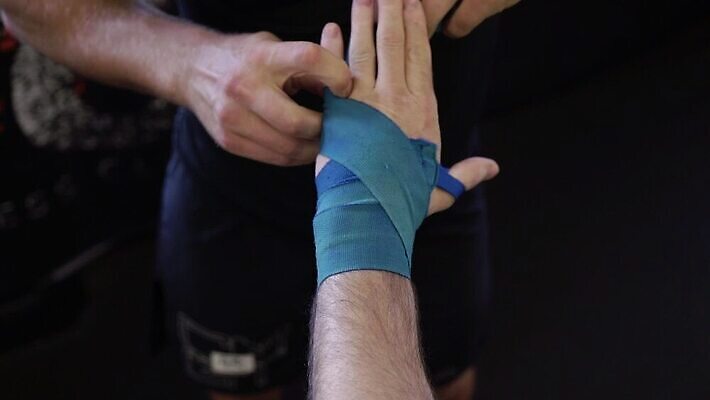 라이프스타일 손 남자 스포츠 신체 근육 건강 서기 사람없음 파란색 운동 힘 주먹 권투 도전 펀치 방어 보호 몸무게 손목 연습 준비 체육관 싸움 근육질 붕대 스트랩 착용 킥복싱 힘찬 자극 MOV 해외동영상 클립영상 컬러 컨셉 모션 어류 사람 생활 신체부위 격투기 몸매 동영상 파일형식