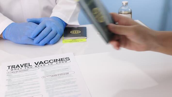 해외 유럽 여행 휴가 건강 사람 두명 세계 약 노란색 건강관리 의사 질병 공항 서식 문서 여권 신분 증거 승객 주사약 통과 돌봄 백신 승인 예방접종 유럽연합 증명서 표준 이민 제공자 코로나바이러스 4K MOV 해외동영상 클립영상 나라 컬러 이동 의학 교통시설 모션 관리 의료진 바이러스 동영상 접종 파일형식