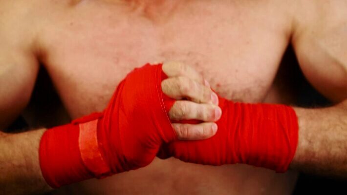 백인 1 손 스포츠 백그라운드 근육 탈의 안전 성인 빨간색 검은색 힘 권투 덮개 흰색 닫기 보호 손목 준비 싸움 근육질 각도 운동가 조이기 지원 포장소품 MOV 해외동영상 클립영상 서양인 컬러 컨셉 포장 모션 사람 신체부위 격투기 뚜껑 몸매 오브젝트 동영상 포장재료 파일형식