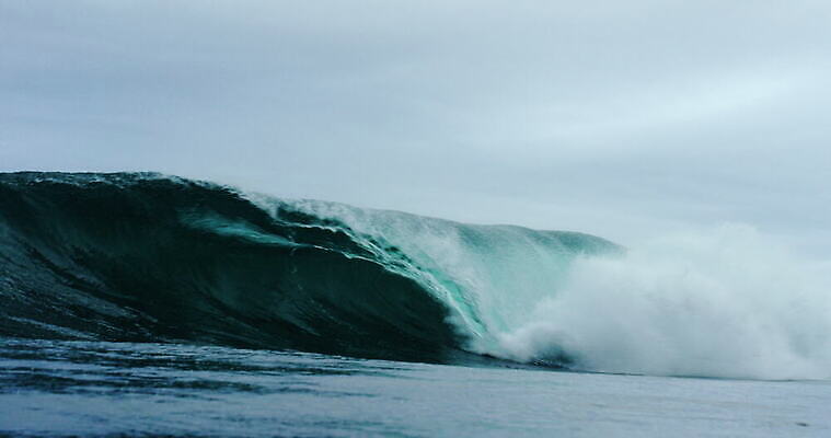 파도 자연 잉글랜드 사람없음 야외 물 파란색 흰색 물방울 액체 분무기 콘월 4K MOV 해외동영상 클립영상 자연요소 바다 컬러 영국 생태계 동영상 파일형식