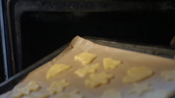 모양 손 별 종이 쟁반 요리 사람없음 문 쿠키 과자 하트 뜨거움 닫기 오븐 달콤 맛 자르기 굽기 날것 반죽 양피지 제빵사 페스츄리 핸드메이드 놓기 MOV 해외동영상 슬로모션 클립영상 자연요소 직업 빵 컨셉 모션 디저트 촬영기법 신체부위 가전제품 구이 동영상 파일형식