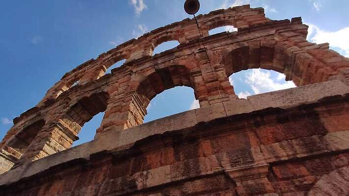 외관 유럽 문화 여행 건축양식 하늘 미술 사람없음 건물 여름 파란색 빛 도시풍경 교회 황혼 경기장 이탈리아 골동품 바위 도시 역사 야간 저녁 로마 극장 아치 콜로세움 원형경기장 빛망울 천연기념물 랜드마크 로마인 베로나 옛날 원형극장 제국 파멸 검투사 포럼 4K MP4 해외동영상 클립영상 자연요소 직업 건축물 계절 건축 나라 컬러 컨셉 스포츠시설 종교건축 문화예술 인종 풍경 일몰 돌_바위 토론 동영상 파일형식 소멸