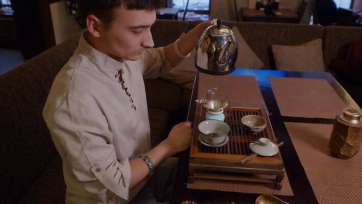 전통 손 아시아 문화 음료 선 주전자 건조 주류 쟁반 한명 동양인 컵 초록색 물 일본 중국 화목 뜨거움 사발 의식 붓기 맛 녹차 집중 준비 냄새 아로마 서빙 동쪽 내추럴 방법 우롱차 전국 정중 투입 4K MOV 해외동영상 클립영상 자연요소 1 식기 나라 컬러 컨셉 모션 주방용품 사람 인종 신체부위 차_음료 사기그릇 방향 동영상 파일형식