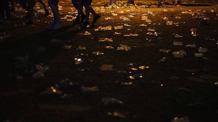 유럽 컬러 여행 출입구 전등 맥주 빨대 사람 사람없음 야외 컵 걷기 환경 축제 어둠 재활용 알코올 도시 캔 쓰레기 폐기물 야간 저녁 플라스틱 콜라 먼지 타운 랜드마크 세르비아 이슈 4K MOV 해외동영상 클립영상 자연요소 식기 나라 모션 재질 조명 주류 친환경 탄산음료 동영상 파일형식