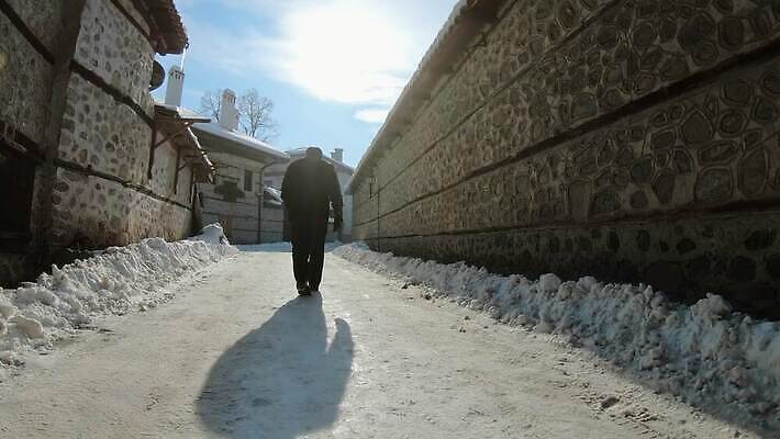 전통 외관 남자 실루엣 유럽 도로 길 벽 여행 겨울 건축양식 아침 거리 주택 사람 사람없음 야외 건물 도시풍경 여행객 문 마을 산책 바위 도시 역사 보행로 재산 도심 신비 시설 통로 복고 좁은 장면 타운 그런지 방법 불가리아 빈민가 옛날 비어있는 4K 반스코 MP4 해외동영상 클립영상 주간 건축물 계절 건축 나라 컨셉 교통시설 휴식 촬영기법 풍경 금융 돌_바위 동영상 파일형식 남유럽