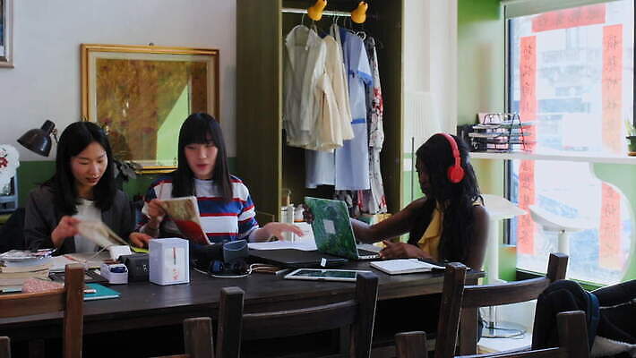 백인 학생 라이프스타일 여자 교육 남자 종이 가구 생각 청소년 탁자 무선통신 협력 함께함 실내 대화 서기 앉기 동양인 20대 10대 캐주얼 세명 노트북 학습 컴퓨터 이탈리아 아프리카인 토론 집중 다인종 밀라노 지능 패닝샷 성인여자만 브레인스토밍 남유럽 4K MOV 해외동영상 클립영상 서양인 외국인 옷 유럽 생활용품 컨셉 통신 모션 촬영기법 말하기 사람 인종 청년 내부 생활 전자제품 동영상 여자만 성인만 파일형식