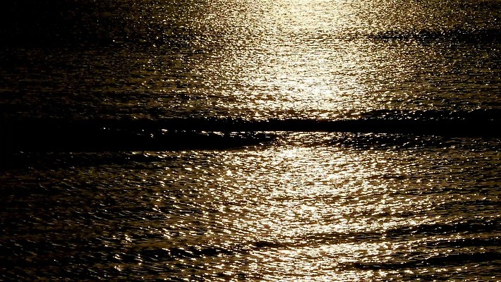 디자인 배너 호수 물결 벽 바다 백그라운드 크리스마스 오렌지 표면 추상 사람없음 장식 빨간색 물 여름 빛 강 햇빛 태양 반사 갈색 노란색 일출 금속 어둠 황혼 일몰 흐름 액체 황금 고급 소프트포커스 천 은박지 질감 클립 보케 광택 동영상 블러 4K MP4 해외동영상 클립영상 자연요소 계절 기념일 컬러 컨셉 무늬 과일 재질 촬영기법 노을 직물 파일형식