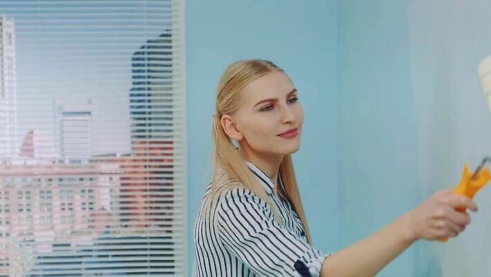 여자 꽃 벽 컬러 창문 아파트 주택 한명 내부 장식 인테리어 사무실 고층빌딩 페인트 방 공구 붓 업무 얼룩 그리기 수리 롤러 페인트붓 화가 DIY 업그레이드 4K MOV 해외동영상 슬로모션 클립영상 식물 직업 1 디자인 비즈니스 모션 촬영기법 사람 빌딩 취미 건물 도구 작업 동영상 파일형식