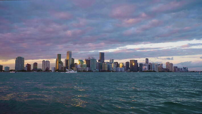 구름 건축양식 하늘 사람없음 건물 물 도시풍경 고층빌딩 미국 일몰 도시 만 보트 도심 저녁 스카이라인 마이애미 플로리다 4K 설정숏 MOV 해외동영상 클립영상 자연요소 건축물 건축 북아메리카 배_교통 촬영기법 풍경 빌딩 노을 야간 동영상 파일형식