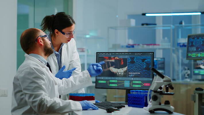 직업 응시 산업 노동자 건강 병원 현미경 실험 대화 사람 컴퓨터 약 건강관리 장비 의사 업무 그룹 기술자 실험실 고급 생명공학 연구원 토론 과학자 분석 생물학 미생물 발견 조제 혁명 개발 백신 화학자 4K MOV 해외동영상 클립영상 시선 교육 과학 컨셉 의학 생물 실험기구 관리 말하기 전자제품 의료진 작업 만들기 동영상 학자 파일형식