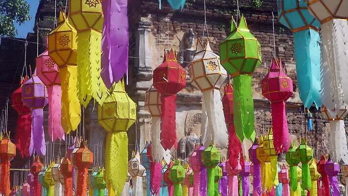 전통 아시아 종교 문화 여행 불교 건축양식 태국 하늘 바람 매달리기 이벤트 사람없음 장식 빛 컬러풀 축제 등불 램프 사찰 그룹 랜드마크 사리탑 옛날 4K MOV 해외동영상 클립영상 자연요소 건축 나라 컬러 종교건축 모션 날씨 조명 탑 동영상 파일형식