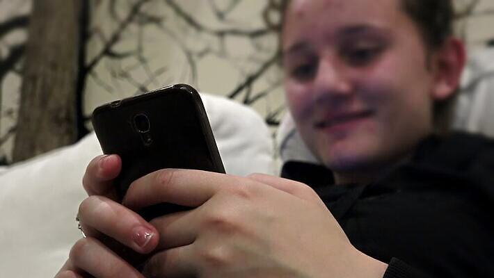 학생 라이프스타일 손 응시 여자 행복 백그라운드 인터넷 호텔 모바일 세포 한명 미소 웃음 사람 10대 스마트폰 핸드폰 소파 독서 웹 카페 잡기 서핑 메시지 무선전화기 스마트 동영상 소셜 4G 4K MP4 해외동영상 클립영상 1 시선 감정 컨셉 의자 모션 청소년 숙소 표정 IT 생활 신체부위 전자제품 스마트기기 상점 수상스포츠 전화기 파일형식