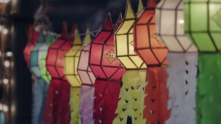 전통 아시아 종교 문화 여행 불교 건축양식 태국 바람 조명 매달리기 이벤트 사람없음 장식 빛 컬러풀 축제 등불 램프 사찰 그룹 야간 랜드마크 사리탑 옛날 4K MOV 해외동영상 클립영상 자연요소 건축 나라 컬러 종교건축 모션 날씨 탑 동영상 파일형식