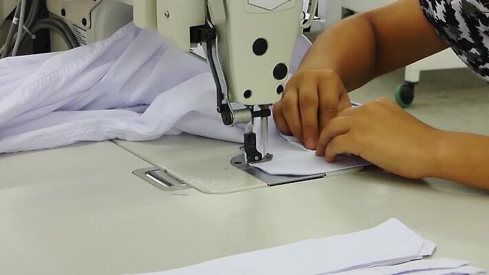 직업 손 디자인 옷 여자 산업 셔츠 공장 노동자 사람없음 유행 기계 장비 흰색 공구 직물 업무 바늘 작업실 실 제조 바느질 천 묘사 땀 만들기 재단 재단사 방법 조작 진짜 MP4 해외동영상 클립영상 컬러 상의 공업 모션 사람 신체부위 도구 작업 동영상 파일형식